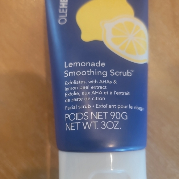 New OLEHENRIKSEN 10% AHA Lemonade Smoothing Scrub - Picture 3 of 6